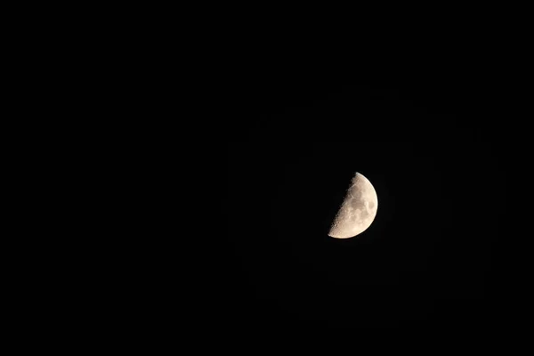 Fase Media Luna Cielo Despejado Negro Resplandor Superficie Lunar — Foto de Stock