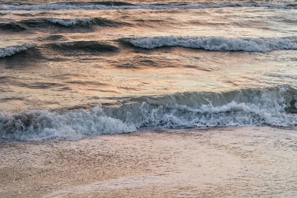 Ondes Orageuses Blanches Brillantes Sur Plage Bord Mer Gros Plan — Photo