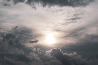 Gri, yüksek katmanlı, gri, epik bulutlar, güneş ve gökyüzünde güneş ışığı. Cennet bulutlu hava manzarası