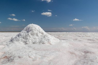 Tuz gölü kıyısında parlak beyaz tuz demeti. Bulanık mavi gökyüzü arkaplanı. Syvash ya da Sivash 'taki kaplıca eğlencesi, Çürük Deniz Ukrayna