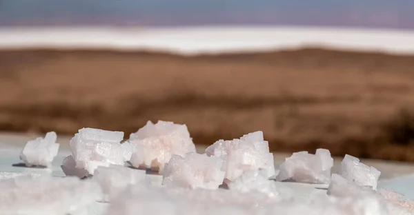 Rosafarbene Salzflocken Kristalle Bündeln Sich Auf Einer Weißen Reflektierenden Oberfläche — Stockfoto
