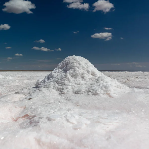 白色盐束收集 在深蓝色天空背景的盐湖城的海岸上发现了闪闪发光的海盐 温泉娱乐 — 图库照片