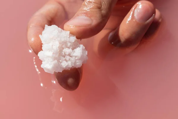 Hand Finger Halten Weißen Salzkristall Rosa Pulsierendem Salzigem Wasser Sonniger — Stockfoto