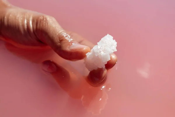 Hand Finger Halten Weißen Salzkristall Rosa Pulsierendem Salzigem Wasser Sonniger — Stockfoto