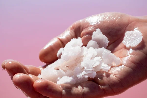 Mão Segurando Monte Cristais Flocos Sal Branco Rosa Acima Superfície — Fotografia de Stock