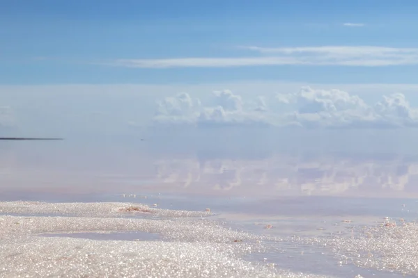 Salt Sand Kristaller Närbild Lyser Sjökusten Med Rosa Vattenyta Och — Stockfoto