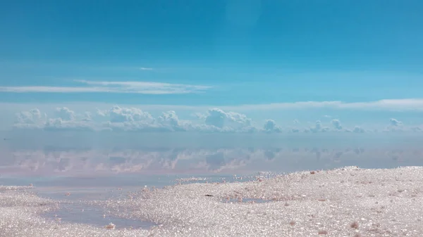 Кристаллы Соленого Песка Крупным Планом Сияют Берегу Озера Розовой Поверхностью — стоковое фото