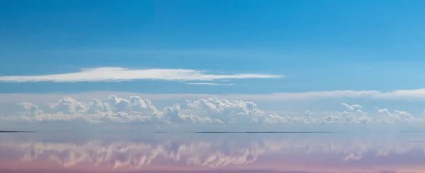 Rosa Superficie Agua Lago Salado Con Reflejo Espejo Nubes Mágicas —  Fotos de Stock