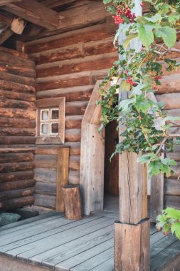 Ukrayna 'nın Khorytsia adasındaki Kazaklar devletinin Zaporozhian bölgesindeki Viburnum kırmızı böğürtlenli geleneksel ahşap ev kapısı.