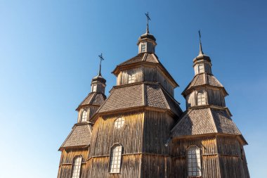 Zaporozhian Ortaçağ Köyü 'ndeki ahşap vintage kilise, Ukrayna' nın Khorytsia adasındaki Kazaklar eyaleti. Güneşli mavi açık bir gün
