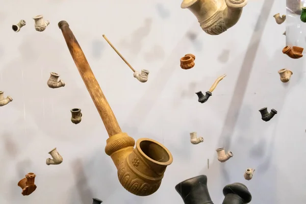 Zaporozhian Sich 'te beyaz arka planda klasik seramik tütün tütünü tüttürme boruları kurulumu. Ukrayna Kazak kültür mirası Khorytsia adası, Ukrayna