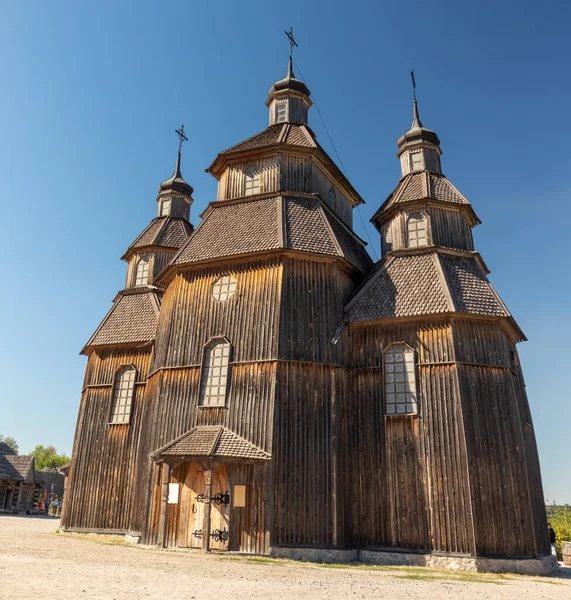 Ukrayna 'nın Khorytsia adasındaki Kazaklar devleti, Zaporozhian Sich ortaçağ köyünde ahşap klasik kilise tam panorama. Güneşli mavi açık bir gün