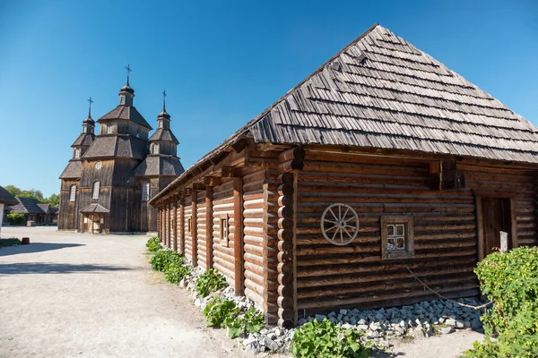 Zaporozhian Sich Ortaçağ köyündeki ahşap ev ve eski kilise, Ukrayna 'nın Khorytsia adasındaki Kazaklar eyaleti. Güneşli mavi açık bir gün