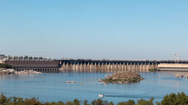 晴れた日には日陰 ウクライナのザポロジーのドニエプル川の水力発電所 ホルティシア島からの眺め — ストック写真