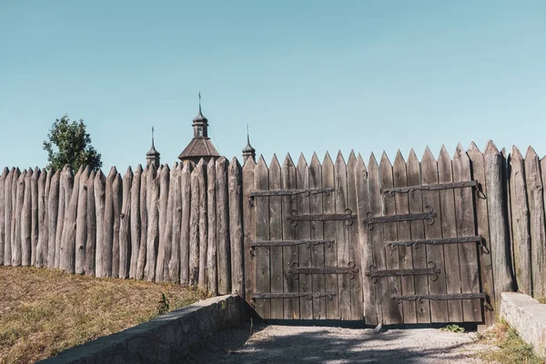 Ortaçağ ahşap çitleri ve Zaporozhian Sich 'e açılan kapılar, uzaktaki kilise cephesi, Khorytsia adasındaki Kazaklar devleti, Ukrayna kültür mirası