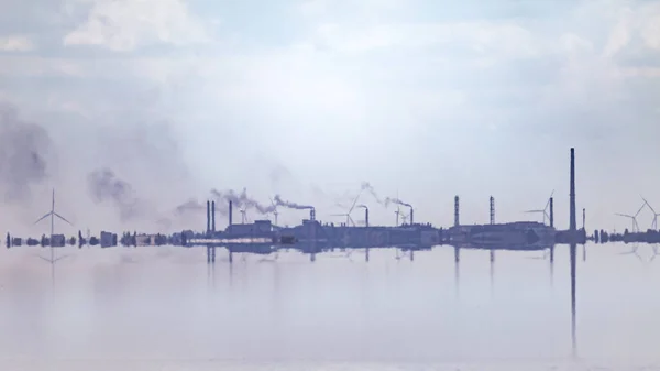 Озеро Отражения Воды Голубой Облачный Пейзаж Заводскими Трубами Расстоянии Промышленный — стоковое фото