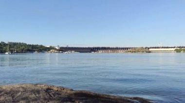 Güneşli bir günde hidroelektrik santrali devrede. Zaporozhye, Ukrayna 'daki Dinyeper Nehri. Görünüm Khorytsia adasından