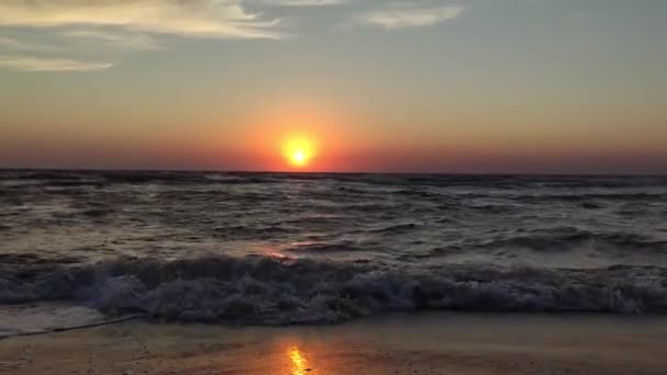 Солнце Заходит Море Эпическое Красное Небо Бурными Белыми Волнами Берегу — стоковое видео