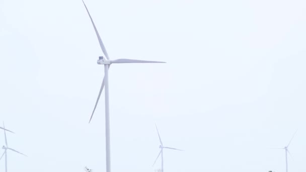 风力发电机的特写在灰色天空的慢动作镜头上旋转 农村未来的绿色生态能源 乌克兰涡轮机 — 图库视频影像