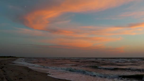 Sonnenuntergang Epische Bunte Wolken Blauen Himmel Mit Stürmischen Weißen Wellen — Stockvideo