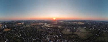 Gündoğumu, temiz gökyüzü olan tarım arazisi manzarası.