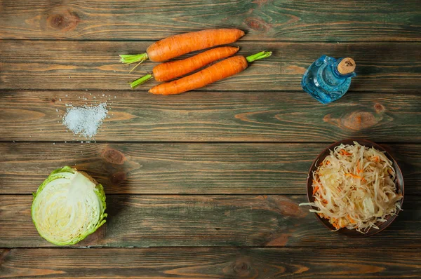 Memasak sauerkraut, sebotol sauerkraut dan bahan-bahan untuk persiapannya — Stok Foto