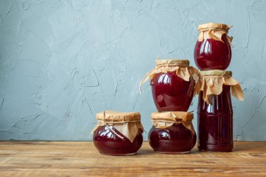Birkaç kapalı kavanoz reçel ahşap bir masa üzerinde durmak