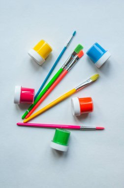 Beyaz arka plan dikey renklerile Renkli Boya Fırçaları