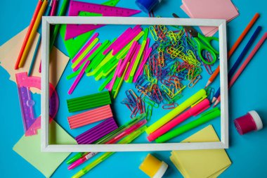 Okul konseptine geri dönelim. Mavi beton arka plan, üst görünüm, çerçeve okul eğitim malzemeleri