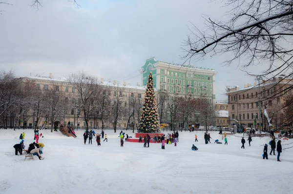 Patinação no gelo à volta da árvore de Natal. Rússia, Moscou, Chistye Prudy — Fotografia de Stock
