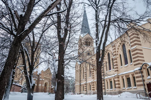 Dia de inverno. Igreja luterana na neve. Catedral dos Santos Pedro e Paulo em Moscou. Rússia — Fotografia de Stock