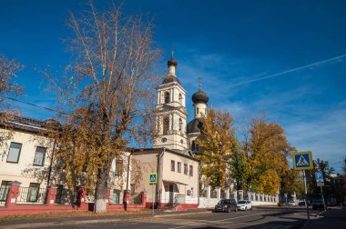 Kilise kulesindeki sonbahar ağaçları. Saltykov Köprüsü'nde Trinity Yaşam veren Kilisesi. Moskova, Rusya Federasyonu