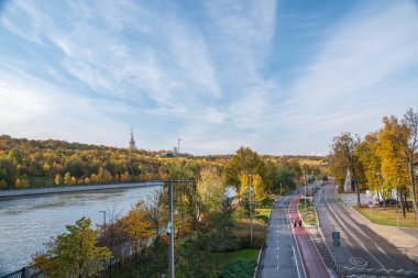 Moskva nehrinin panoramik manzarası, Vorobyovy Gory parkı sonbahar ve Moskova Üniversitesi. Moskova, Rusya