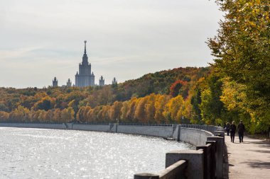 Moskva Nehri ve Moskova Üniversitesi 'nin sonbaharda tuzlu bir günde setin manzarası.