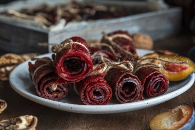 Ev yapımı tatlılık. Erik ezmesi. Tatlı bir tüpe sarıldı.