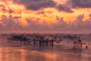 Kare dip Pakpra Köyü, Phatthalung, Tayland gölde tekne turist ile net.