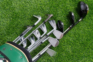 Golf topu ve yeşil çimenlerin üzerinde çanta golf club.
