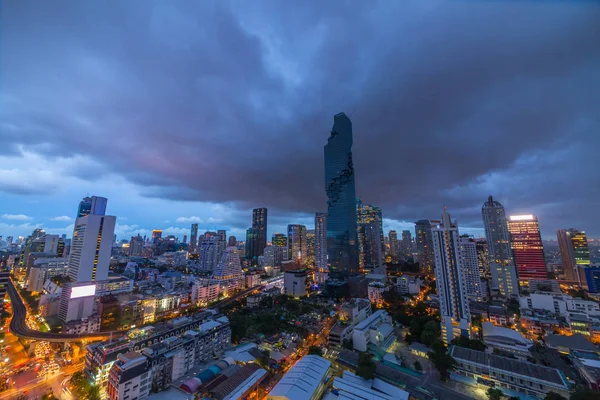 日没のバンコク市超高層ビル — ストック写真