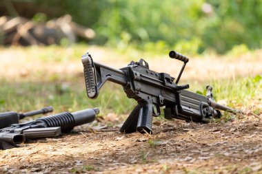 Silahı yere yerleştirilir.