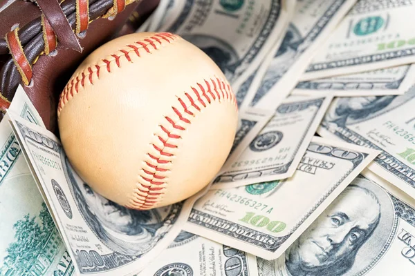 棒球和金钱的特写镜头概念 — 图库照片