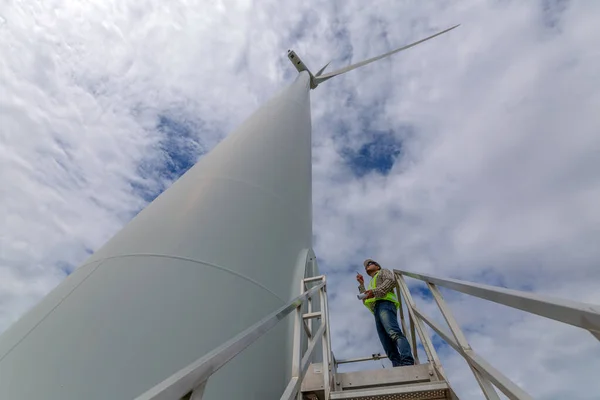 Ingenieure Untersuchen Das Windrad — Stockfoto