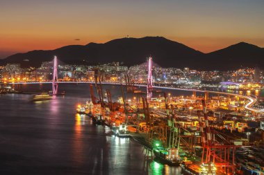 Busan liman köprüsü Busan, Güney Kore 'de gece yükseliyor..