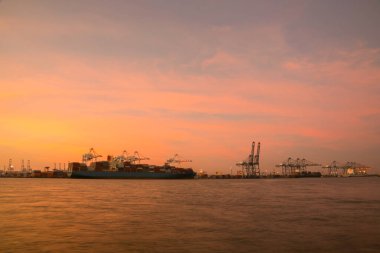 Ulaşım endüstrisi ve nakliye lojistik yükleme limanı liman terminali, konteynır ithalatı ve ihracatı deniz taşımacılığı sanayi. 