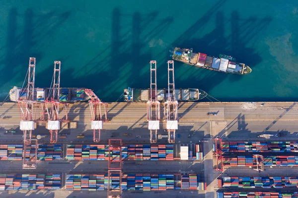 Flygfoto Kusthamnslager Och Containerfartyg Eller Kranfartyg Som Arbetar För Leverans Stockfoto