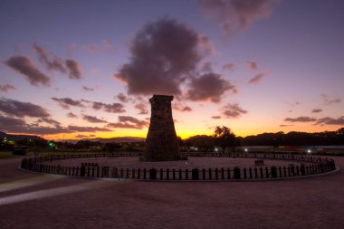 Cheomseongdae gözlemevi kulesi gece ele geçirildi. Gyeongju, Güney Kore.