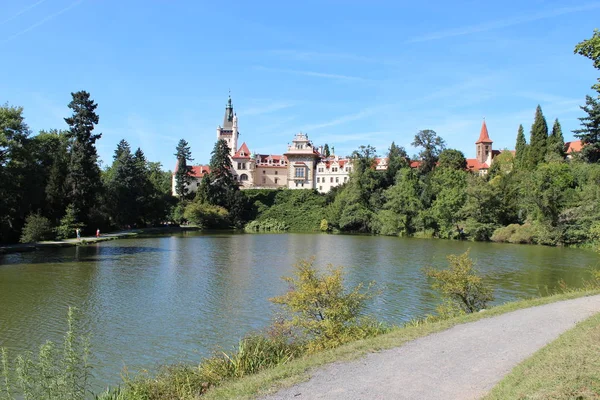 Prag yakınlarındaki Pruhonice Parkı, kale.