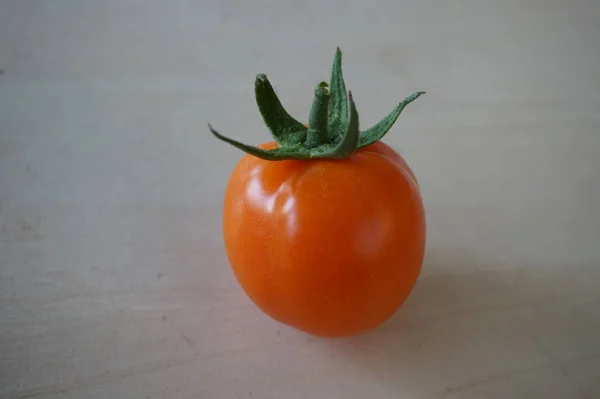 Nahaufnahme Einer Roten Tomate Die Auf Einem Hölzernen Leuchttisch Liegt — Stockfoto