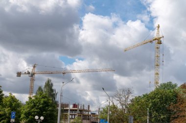 Bina. İki endüstriyel vinç ve bina.