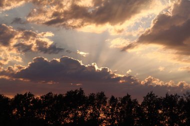 Bulutlardaki mavi gökyüzü
