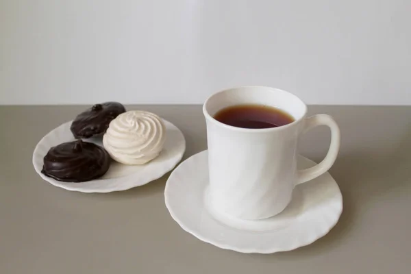 Tee Mit Einer Tasse Marshmallows — Stockfoto